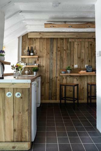 Farmhouse & Cottage