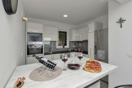 Luxury Apartment Poseidon - Free Beach Parking