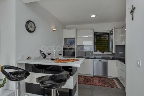 Luxury Apartment Poseidon - Free Beach Parking