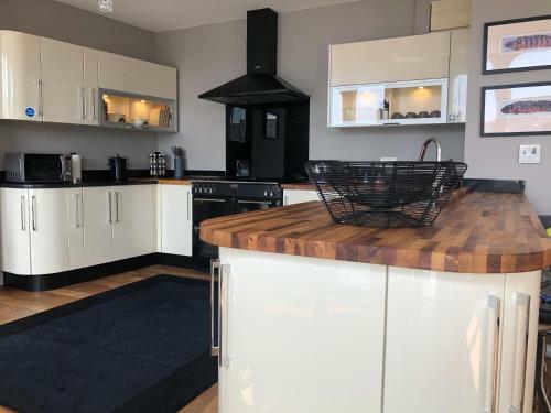 Stunning Spacious 3 Bed Apartment With River Views