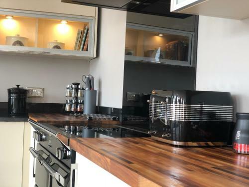 Stunning Spacious 3 Bed Apartment With River Views