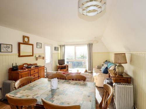 27 The Manor