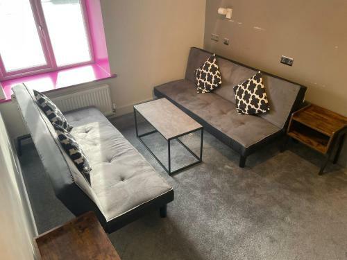 Spacious Renovated 2 Bed Apartment - Sleeps 6