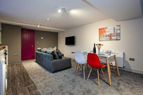 Spacious Renovated 2 Bed Apartment - Sleeps 6