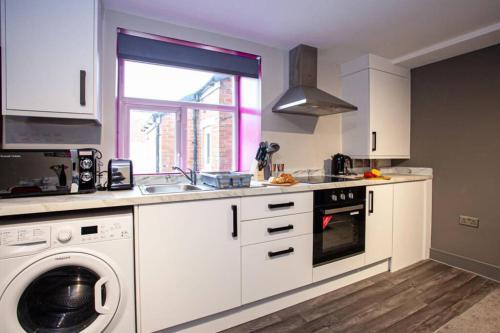 Spacious Renovated 2 Bed Apartment - Sleeps 6