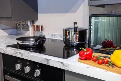 Spacious Renovated 2 Bed Apartment - Sleeps 6