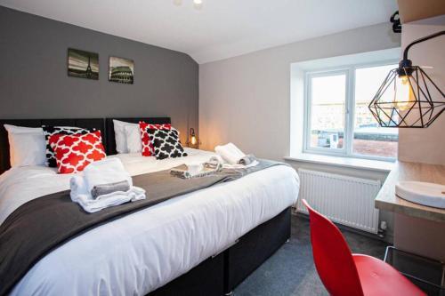 Spacious Renovated 2 Bed Apartment - Sleeps 6
