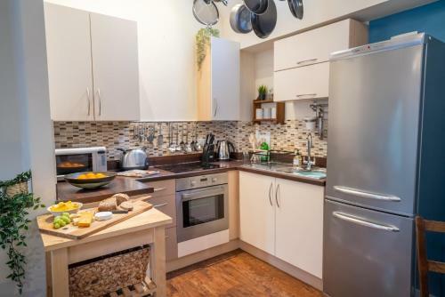 Modern Duplex Apartment With Allocated Parking & Wifi