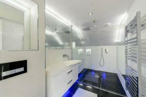 Luxury House In Pinner, 30 Min To Central London!!
