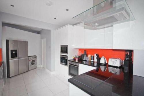 Luxury House In Pinner, 30 Min To Central London!!