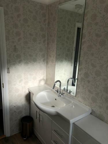 Stylish 2 Bed Apartment Next To The Norfolk Broads