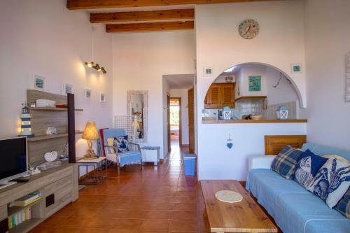 Stunning Sea Views Apartment, Pool, 5 Min Walk To Beach