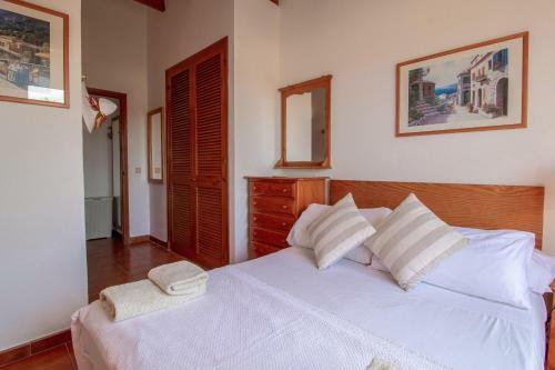 Stunning Sea Views Apartment, Pool, 5 Min Walk To Beach