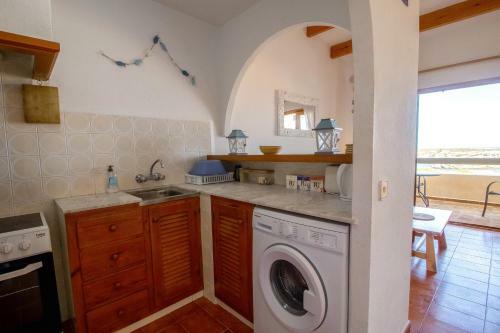 Stunning Sea Views Apartment, Pool, 5 Min Walk To Beach