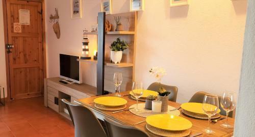 Stunning Sea Views Apartment, Pool, 5 Min Walk To Beach