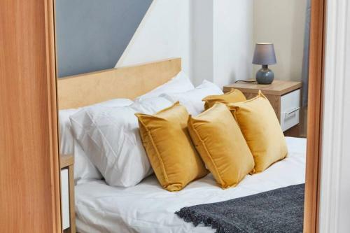 Luxury 2 Bed Apartment Central Location Sleeps 5