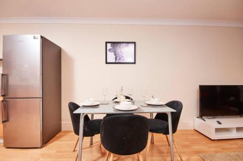 Luxury 2 Bed Apartment Central Location Sleeps 5