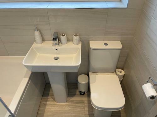 Apartamento Modern 3-bed House With Parking - Sleeps 7!