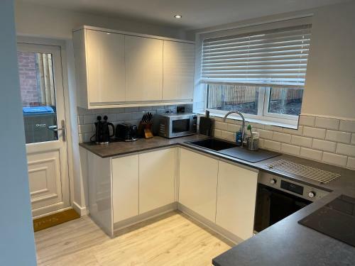 Apartamento Modern 3-bed House With Parking - Sleeps 7!