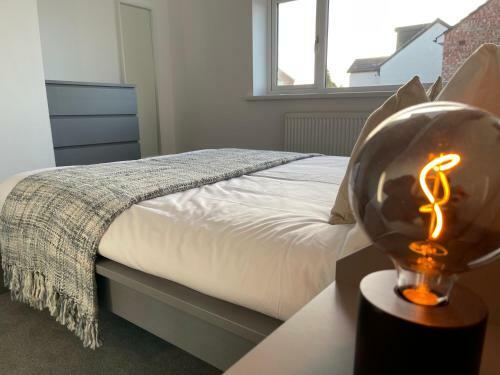 Apartamento Modern 3-bed House With Parking - Sleeps 7!