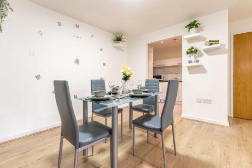 Riley House Spacious City Apartment