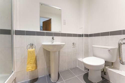 Riley House Spacious City Apartment