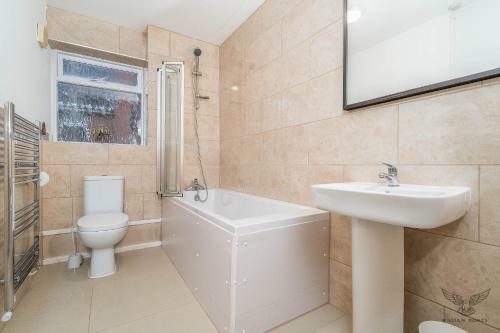 William Homes - Coombe Abbey, Free Parking, King Bed, Netflix & Pool Table