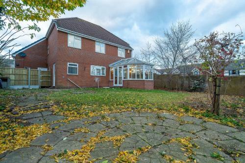 William Homes - Coombe Abbey, Free Parking, King Bed, Netflix & Pool Table