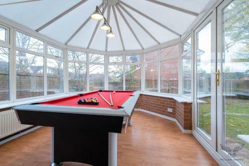William Homes - Coombe Abbey, Free Parking, King Bed, Netflix & Pool Table