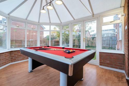 William Homes - Coombe Abbey, Free Parking, King Bed, Netflix & Pool Table