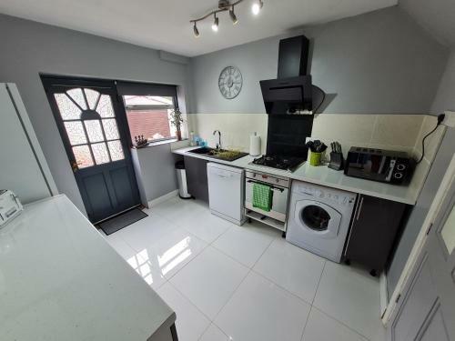 Contractor House With Parking & Netflix & Ev Charging Bac By Passionfruit Properties