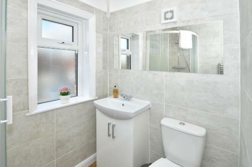 Orion House - Sleeps 6, Driveway, Garden