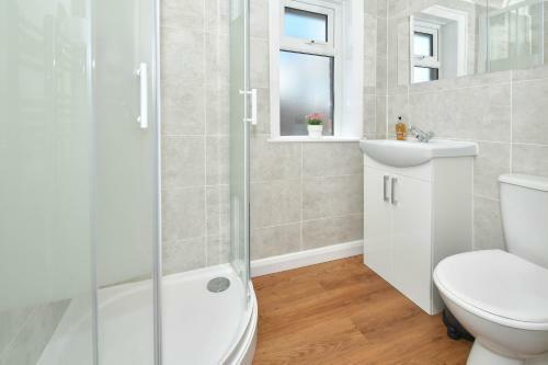 Orion House - Sleeps 6, Driveway, Garden