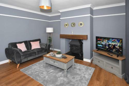 Orion House - Sleeps 6, Driveway, Garden