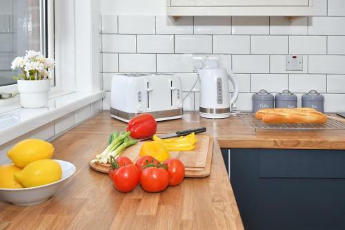 Orion House - Sleeps 6, Driveway, Garden