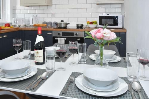 Orion House - Sleeps 6, Driveway, Garden