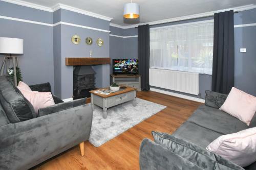 Orion House - Sleeps 6, Driveway, Garden