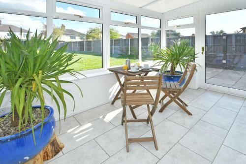 Orion House - Sleeps 6, Driveway, Garden