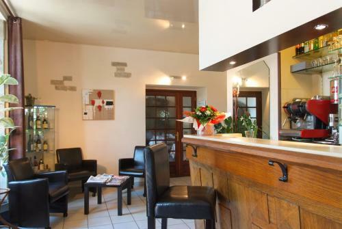 Hotel Logis Hostellerie Des Monts Jura