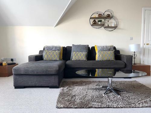 Regal Retreat Modern 2 Bed Apartment 400m From Sea