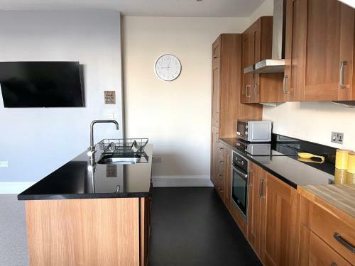 Regal Retreat Modern 2 Bed Apartment 400m From Sea