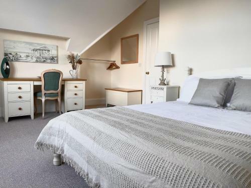 Regal Retreat Modern 2 Bed Apartment 400m From Sea