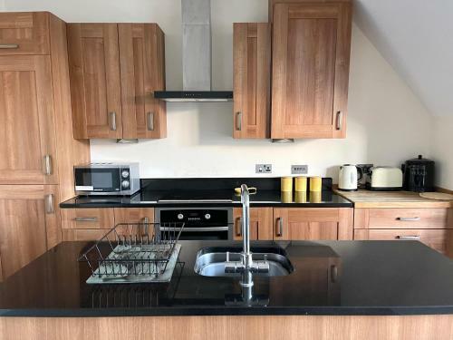 Regal Retreat Modern 2 Bed Apartment 400m From Sea