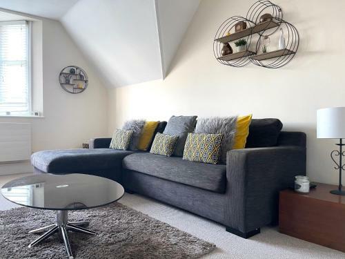 Regal Retreat Modern 2 Bed Apartment 400m From Sea