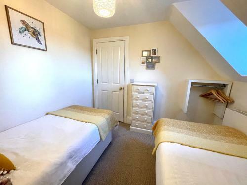 Regal Retreat Modern 2 Bed Apartment 400m From Sea