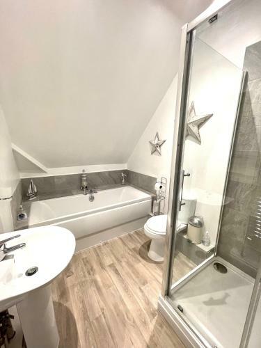 Regal Retreat Modern 2 Bed Apartment 400m From Sea