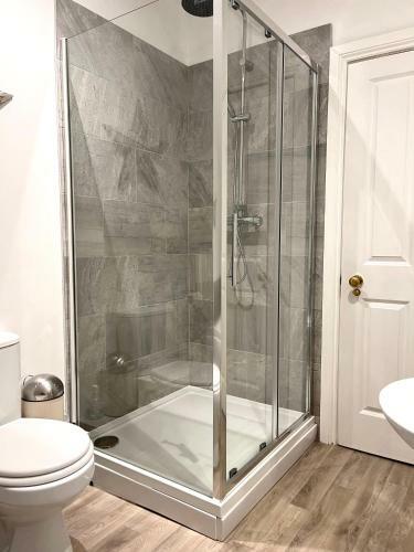 Regal Retreat Modern 2 Bed Apartment 400m From Sea