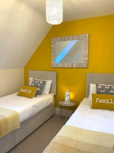 Regal Retreat Modern 2 Bed Apartment 400m From Sea