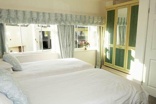 2 Lee Court - Spacious Waterfront Apartment