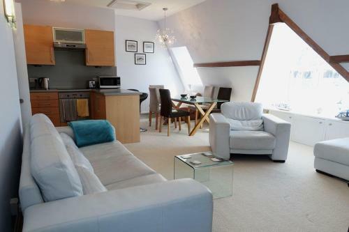 Seascape - Waterfront Apartment, Glorious Views And Parking